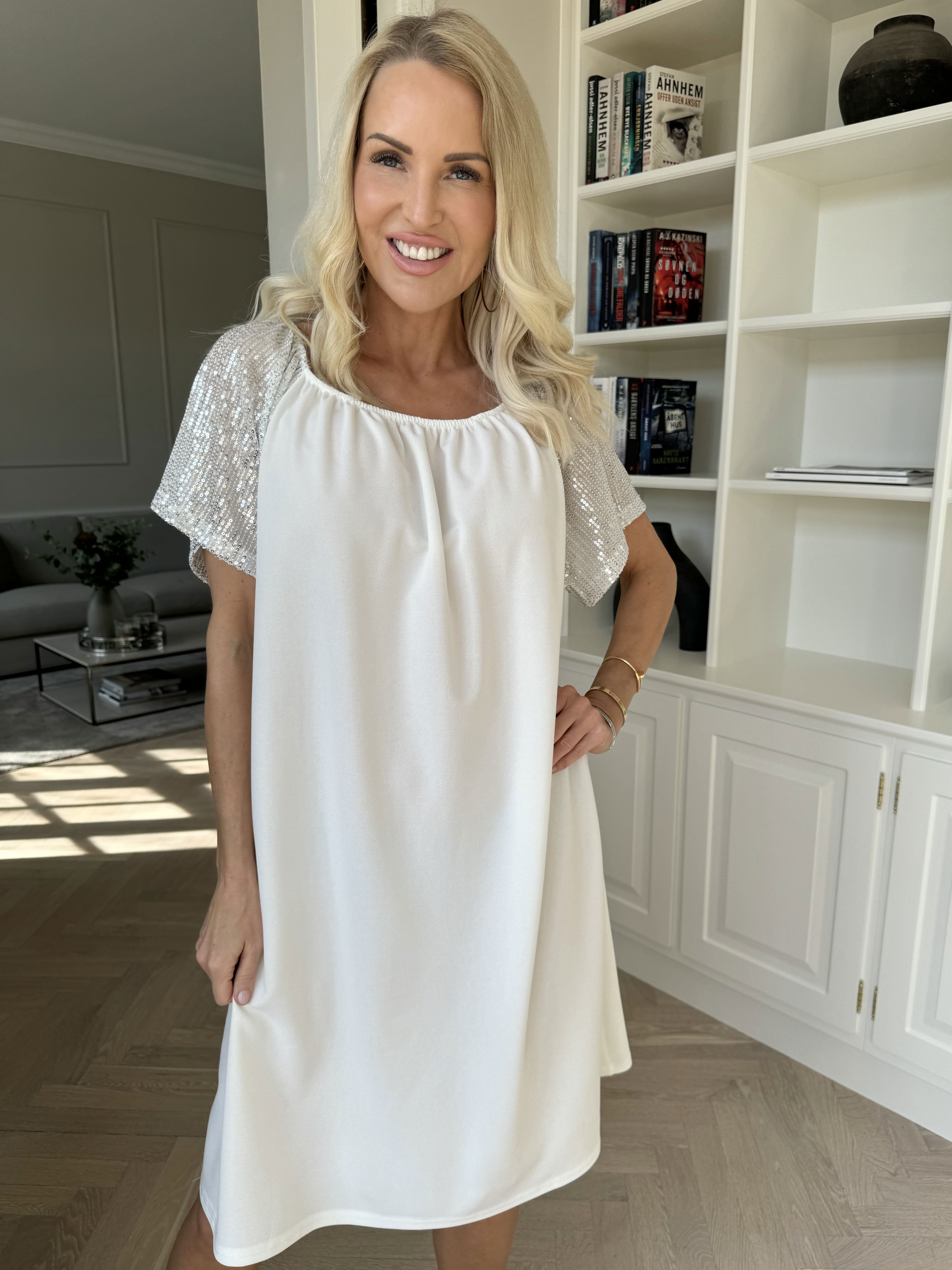 Kim - Söt elastisk klänning med paljettärmar